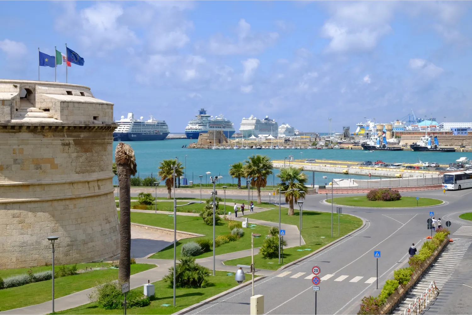 Una calle y la Torre del Fuerte Miguel Ángel en el puerto de Civitavecchia