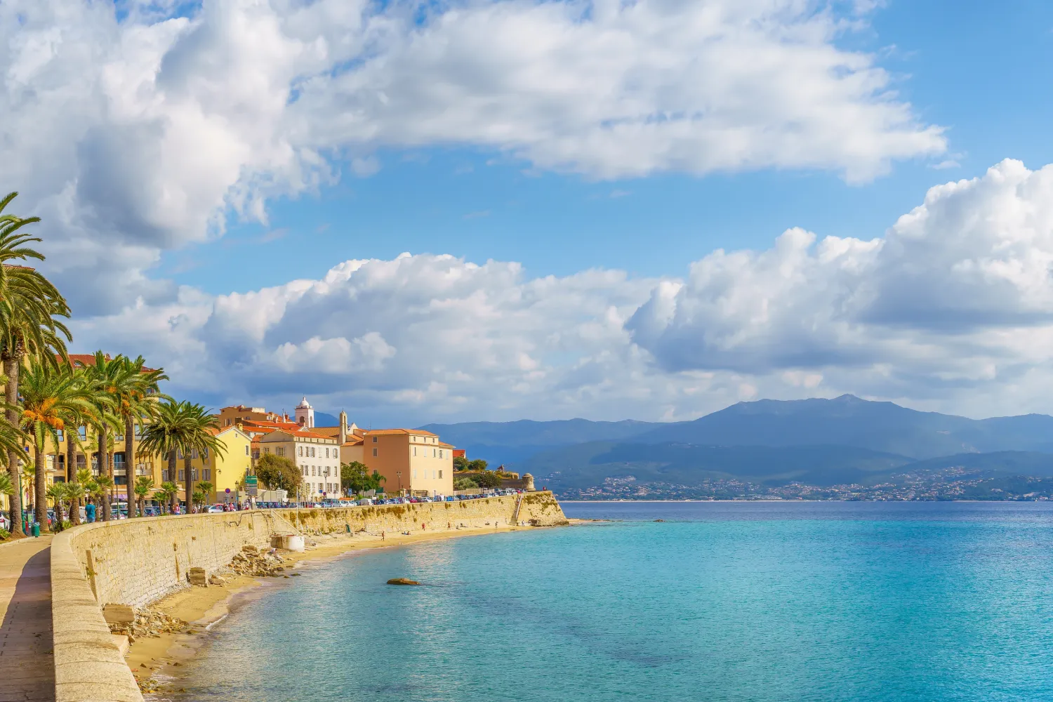 Vista del paseo marítimo con la playa de Saint François y la antigua ciudadela de Ajaccio