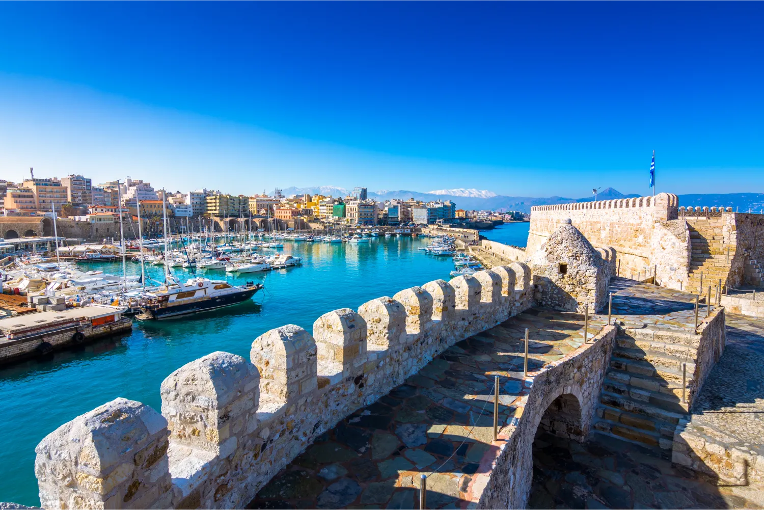 Puerto de Heraklion con el antiguo fuerte veneciano Koule y astilleros, Creta