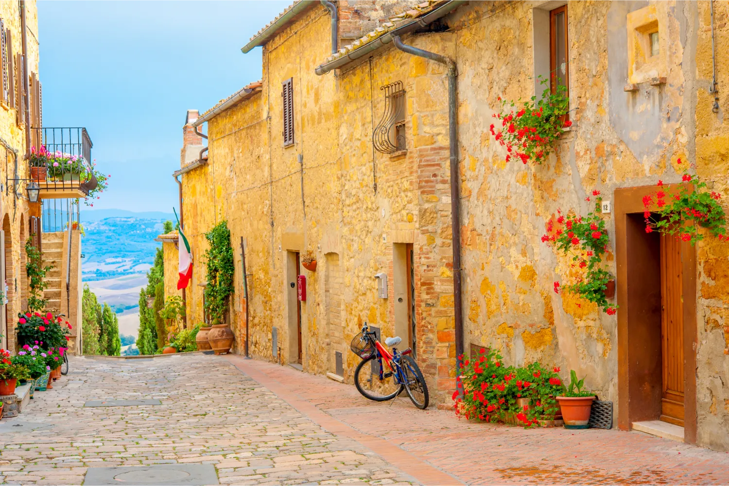 Una calle en el hermoso pueblecito de San Gimignano en Livorno con vistas al valle toscano
