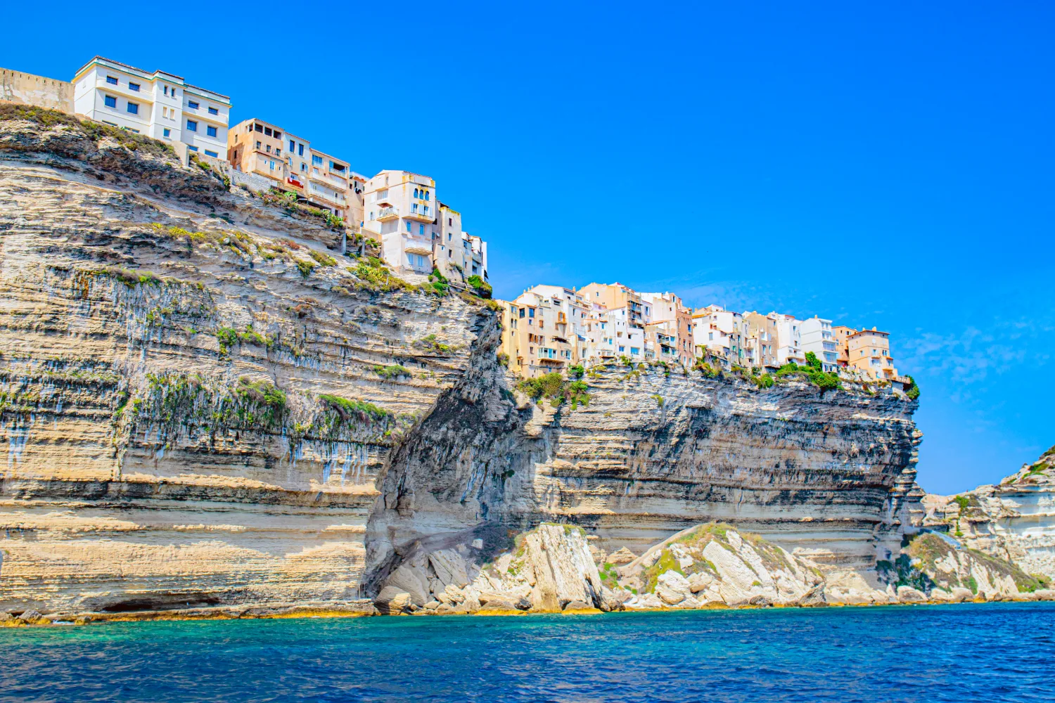 Vista espectacular de la ciudad de Bonifacio, la ciudad de los acantilados, en Córcega, construida sobre rocas que se elevan desde el mar.