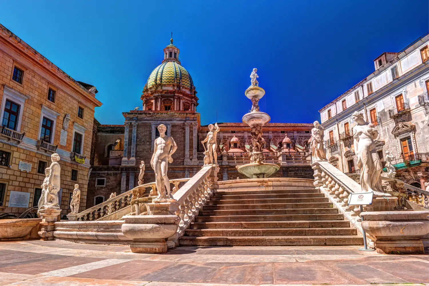 Fuente de la Vergüenza en la barroca Piazza Pretoria de Palermo, Sicilia