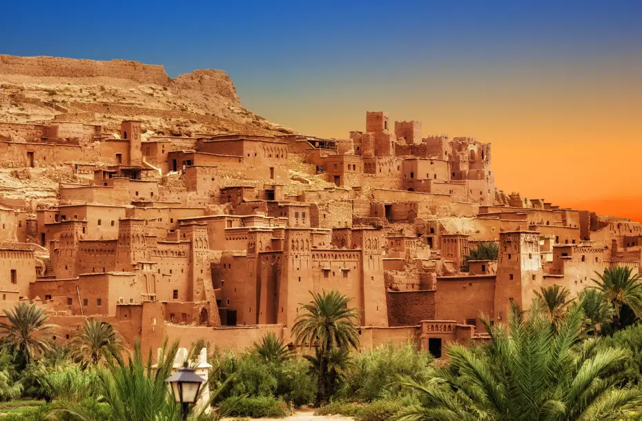 Vista de la Kasbah Ait Ben Haddou junto a las montañas del Alto Atlas, Marruecos