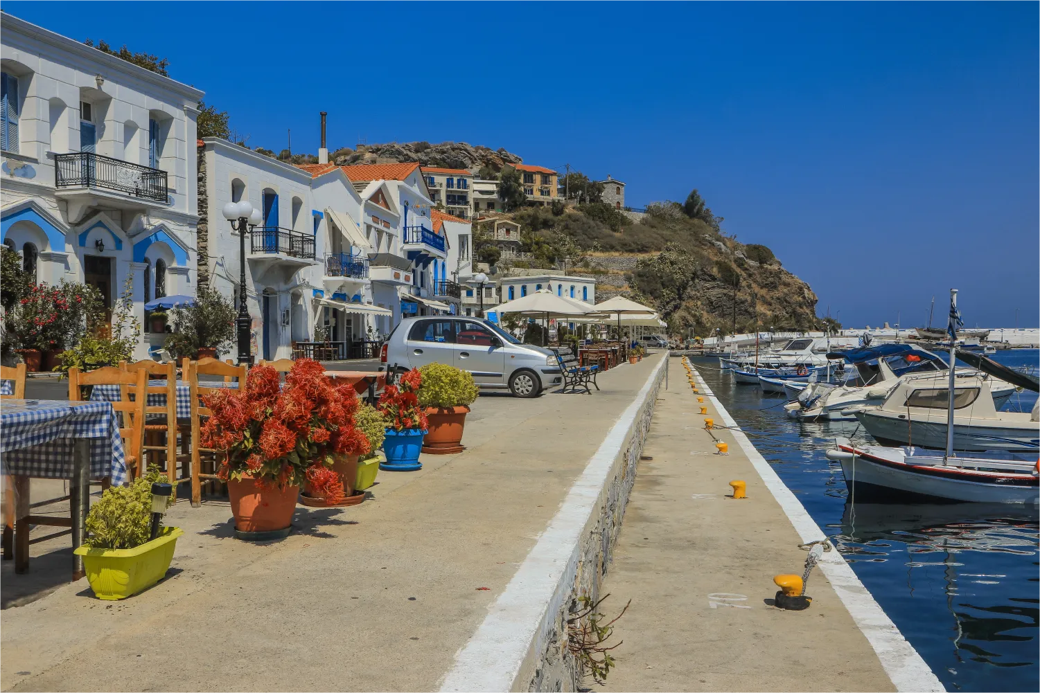 Un hermoso paseo marítimo en el puerto de Evdilos, Ikaria
