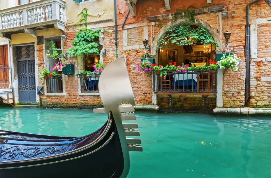 Encantador café en los canales de Venecia, Italia
