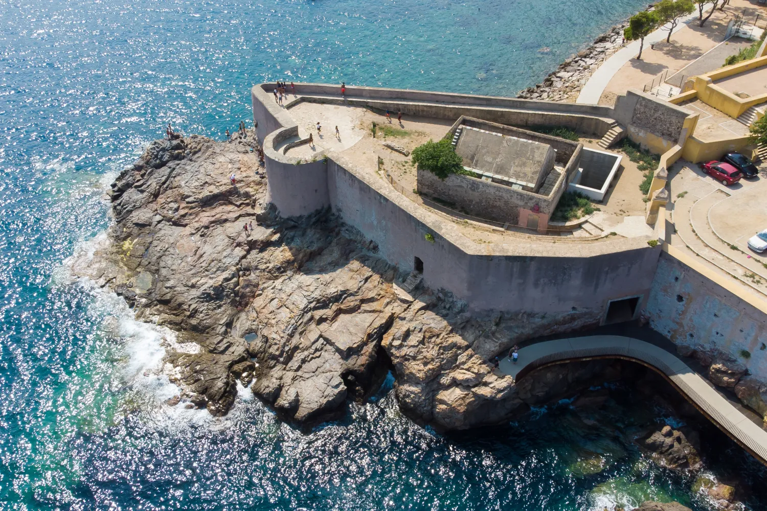 Vista aérea de la ciudadela de Bastia, el bastión del Chiostro, en el norte de Córcega, con un polvorín construido sobre las rocas.