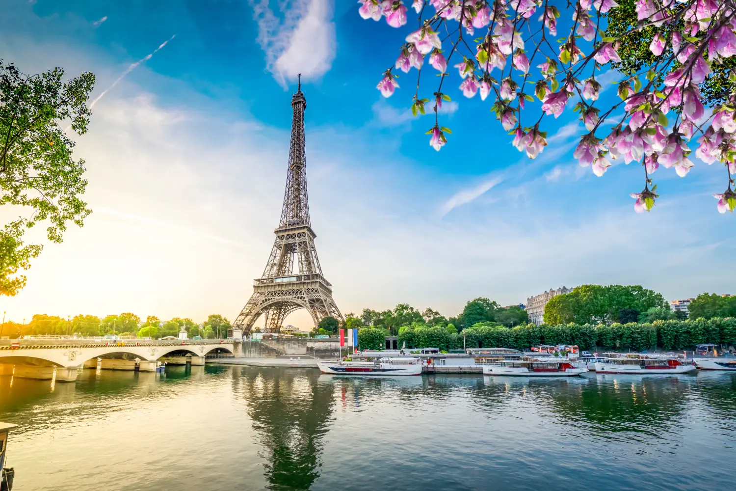 Vista de la Torre Eiffel y el río Sena con amanecer en París, Francia