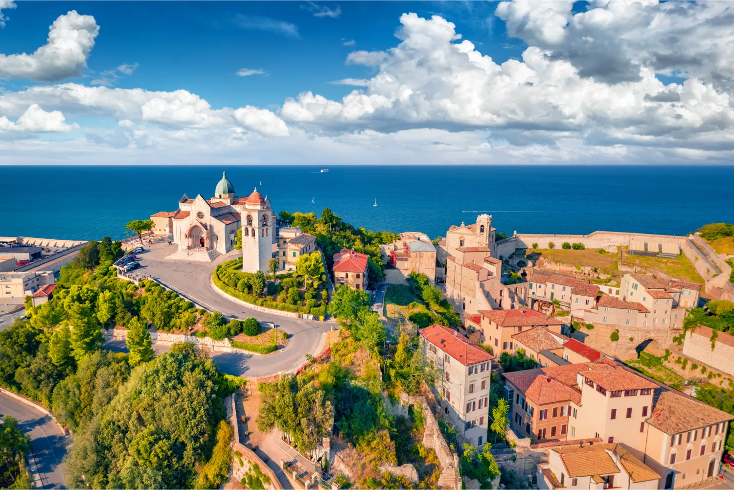 Brillante vista de verano de la iglesia Cattedrale Di San Ciriaco y San Gregorio Illuminatore en Ancona