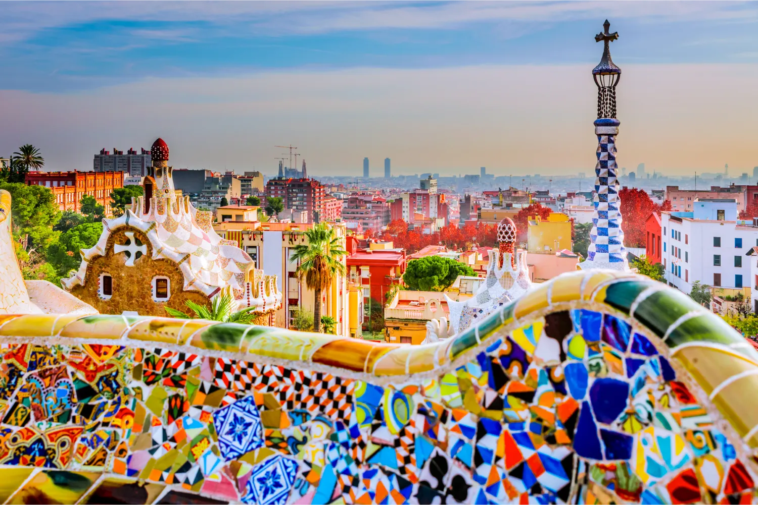Vista de la ciudad desde el colorido Parque Güell de Barcelona