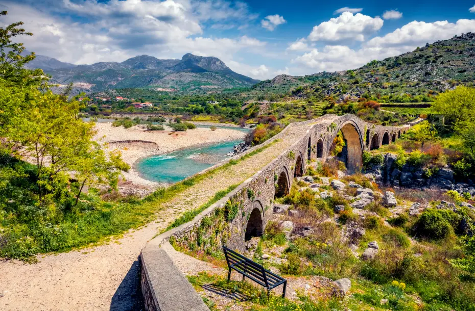 Puente Viejo Mesi, Mes, al este de Shkodër, Albania