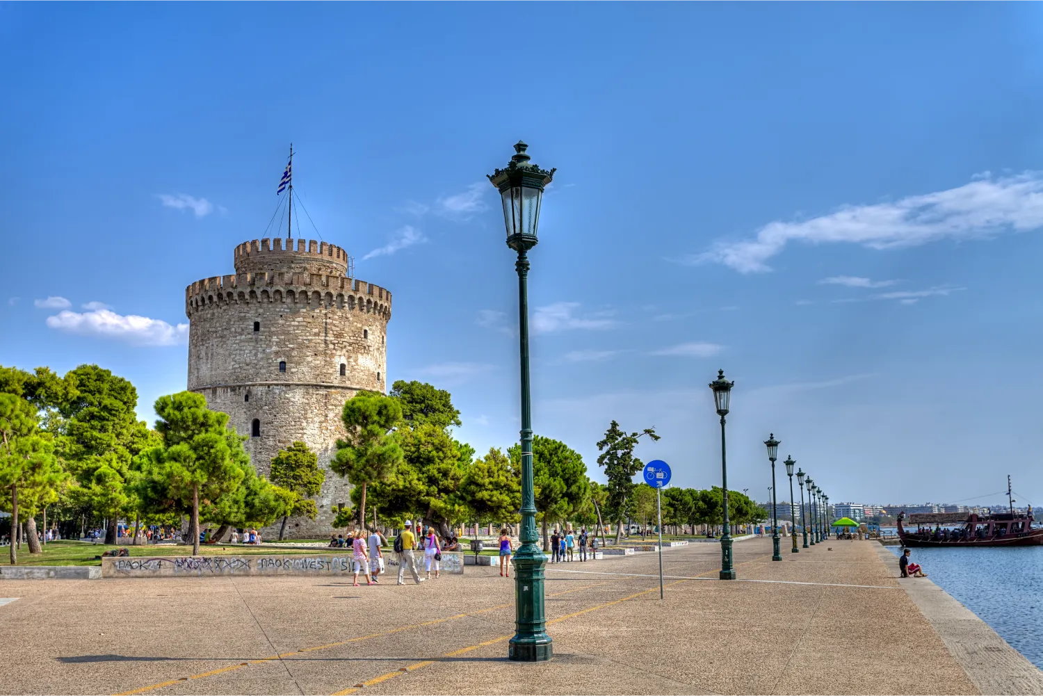 El hermoso paseo marítimo del puerto de Tesalónica junto a la Torre Blanca
