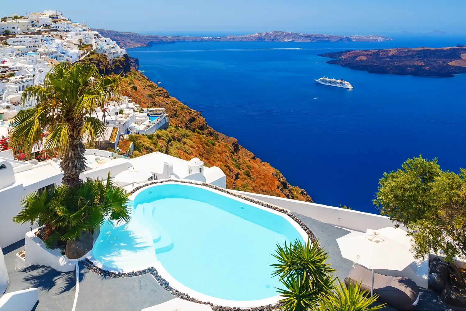 Impresionante vista de la caldera desde un lujoso hotel con piscina en Santorini